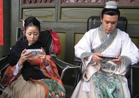 明星片场休息被拍下的搞笑瞬间:小燕子打电话