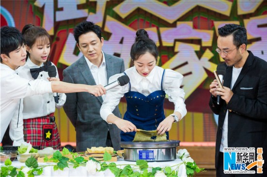 《天天向上》特色争霸赛韩雪现做煎饼果子礼祟美食美食图片