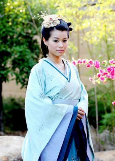 女子每天穿汉服五年没买时装 范冰冰关晓彤迪