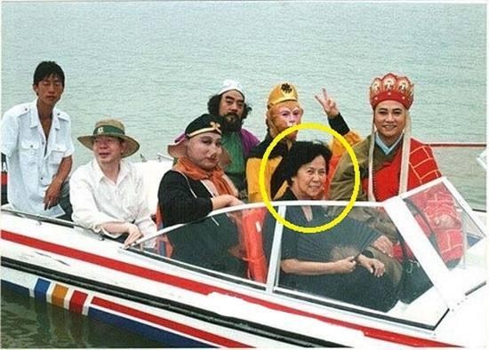 明星片场休息被拍下的搞笑瞬间:小燕子打电话