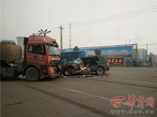 韩城一越野车司机车祸昏迷 好心人停车施救--陕
