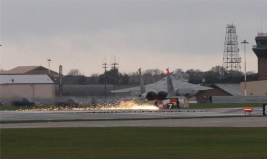 原因特殊:飞行员腿麻了 7月26日,日本航空自卫队f-15战斗机前起落