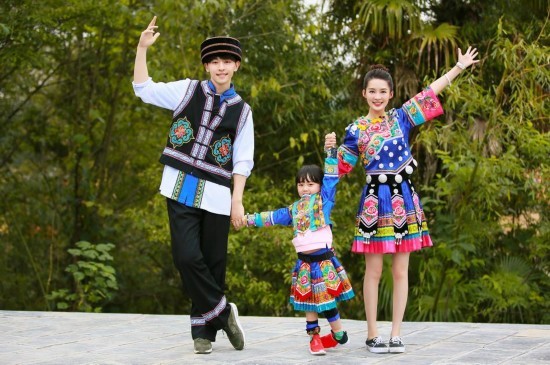 陈小春为应采儿戴纯银头饰 霍思燕变民族少女