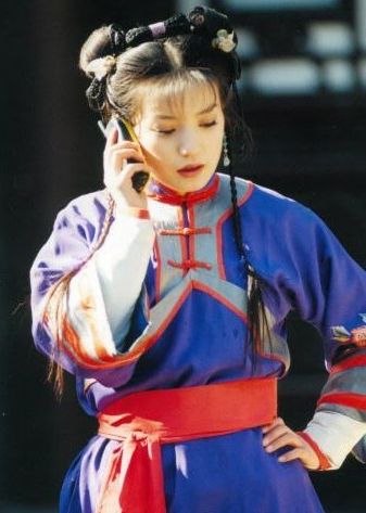 明星片场休息被拍下的搞笑瞬间:小燕子打电话