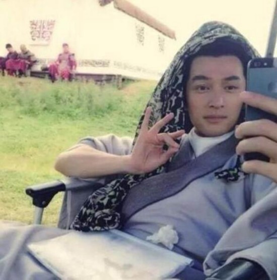 明星片场休息被拍下的搞笑瞬间:小燕子打电话