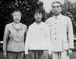     1970年9月，周秉建與伯伯、七媽在一起。