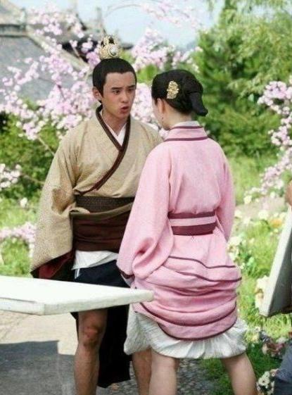 明星片场休息被拍下的搞笑瞬间:小燕子打电话