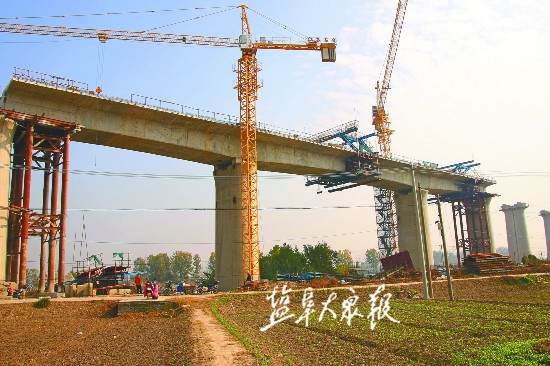 盐徐高铁盐城特大桥东伏河连续梁顺利合龙