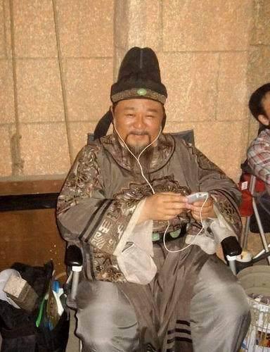 明星片场休息被拍下的搞笑瞬间:小燕子打电话