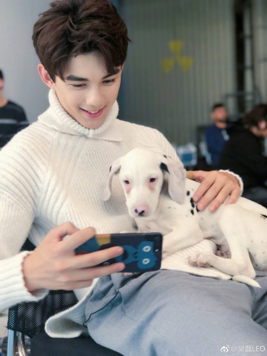 吴磊晒和狗狗自拍照 怀里抱狗笑容灿烂画面温