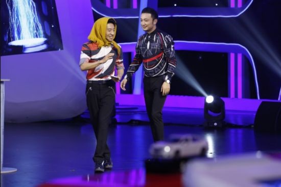 撒贝宁反串唱女角 尼格买提被西瓜吓到花容失