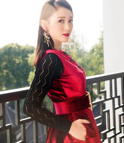 陈乔恩甜美比心 酒红色长裙配粉色短靴个性十