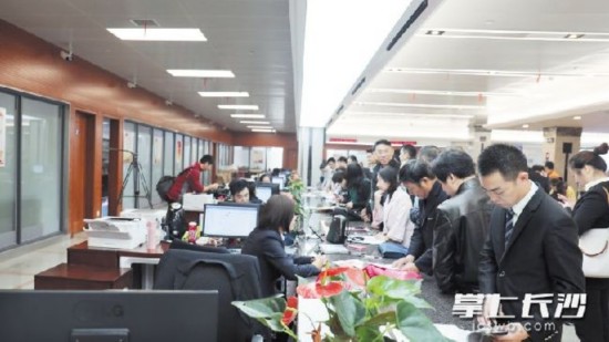 昨日，长沙市不动产登记中心开始试行“5+1”工作制，在该中心一楼办事大厅，不少市民利用休息时间赶来办理业务。　　长沙晚报记者 陈焕明 通讯员 廖亚柳 摄影报道