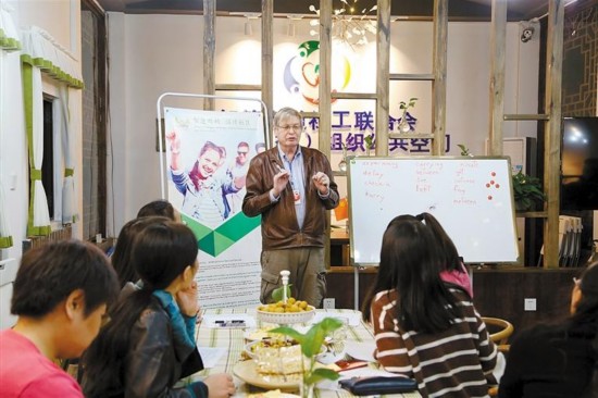 被贴心化社区服务感动 美国大叔郫都区义务教