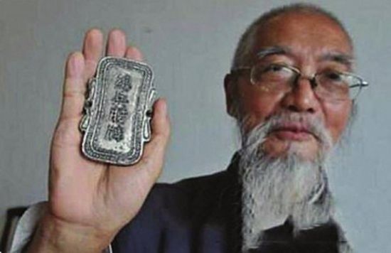 79岁老人展示祖传总兵腰牌 见证湘军最后一战 !