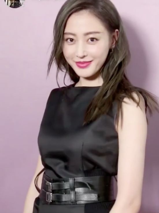 张天爱撩头发放电 网友:腼腆又霸气