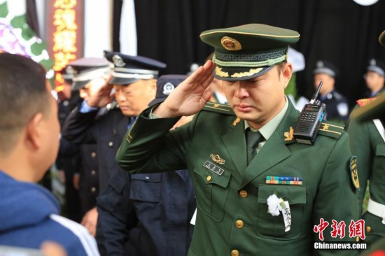 送别牺牲消防战士鲁信 近万民众沿街自发送行