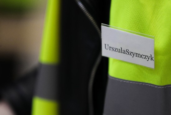 双11前探营菜鸟德国仓:长腿美女拣货员开奔驰