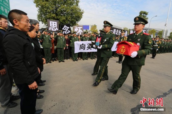 送别牺牲消防战士鲁信 近万民众沿街自发送行