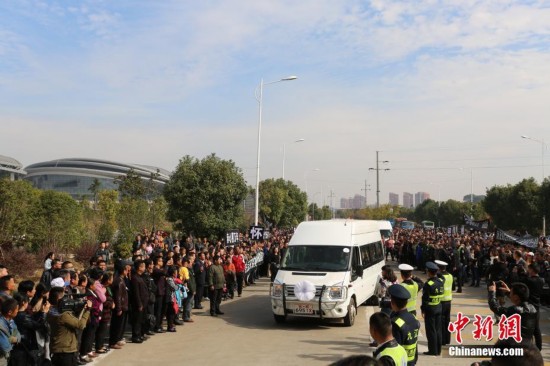 送别牺牲消防战士鲁信 近万民众沿街自发送行