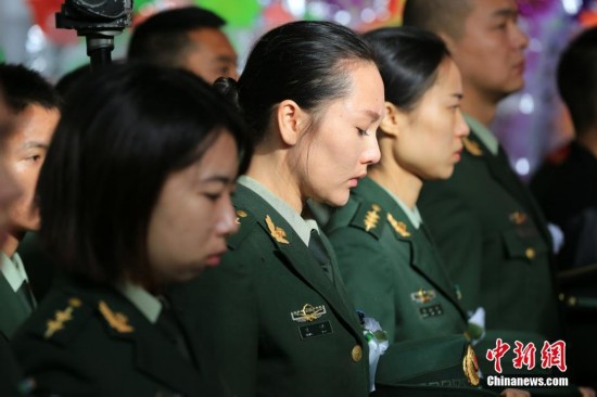 送别牺牲消防战士鲁信 近万民众沿街自发送行