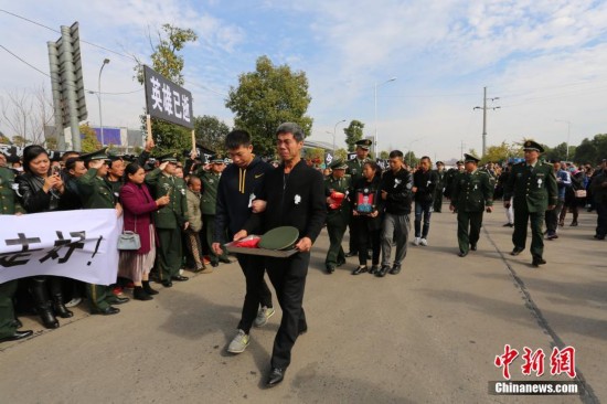 送别牺牲消防战士鲁信 近万民众沿街自发送行