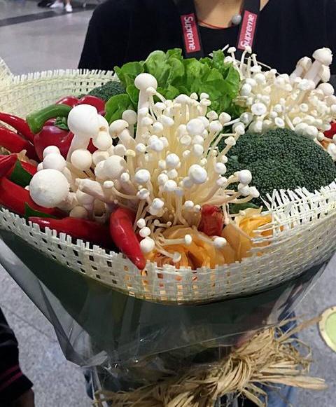 陈伟霆现身成都机场 粉丝竟送火锅花?