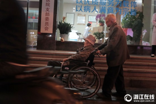 杭州88岁老人的爱情故事 邓丽君的歌在医院门