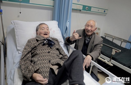 杭州88岁老人的爱情故事 邓丽君的歌在医院门