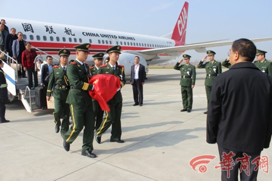 陕西镇巴籍消防烈士回家 数万名乡亲送行