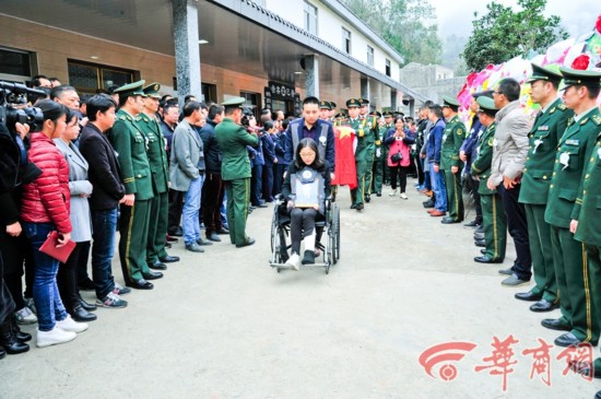 陕西镇巴籍消防烈士回家 数万名乡亲送行