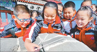 秦皇岛和安里小学开展"长城研学实践"活动_cninr 近日,河北省秦皇岛市海港区和安里小学开展“长城研学实践”活动。图为小学生在老龙头景区对长城进行保护测量。 史自强 曹建雄摄影报道