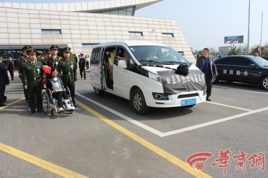 陕西镇巴籍消防烈士回家 数万名乡亲送行