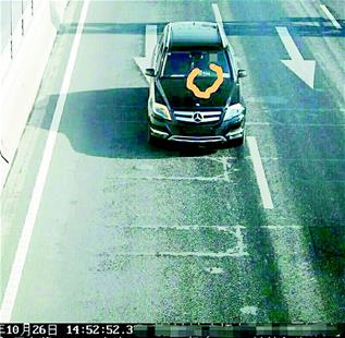 奔驰男撞警车冲岗毁证据 被4个玩具娃娃出卖