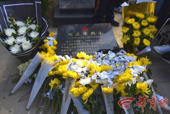 陕西镇巴籍消防烈士回家 数万名乡亲送行