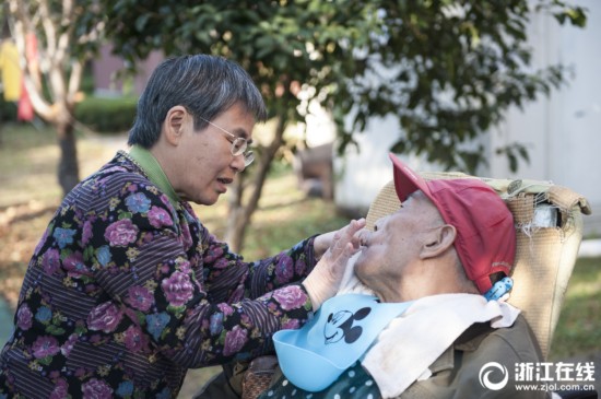 哥哥精神分裂丈夫生活不能自理 杭州七旬老太