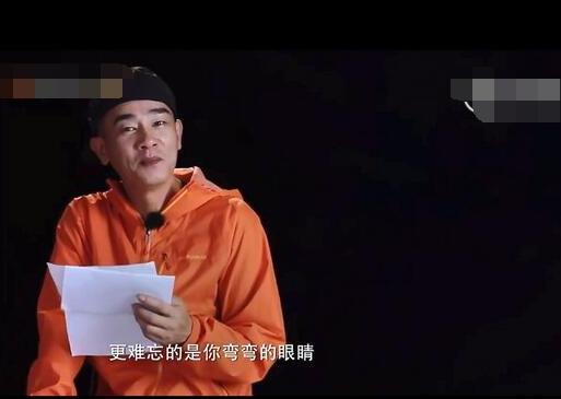 陈小春宠溺小泡芙 眼眶泛泪念亲笔信逼哭网友