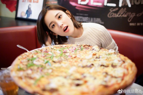古力娜扎晒超大披萨表情呆萌可爱 暴露吃货本