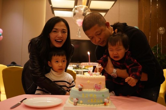 姚晨一家为女儿庆一周岁生日 小茉莉戳蛋糕被