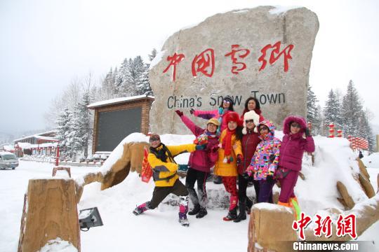 中国雪乡降雪开园游客点赞东北民俗