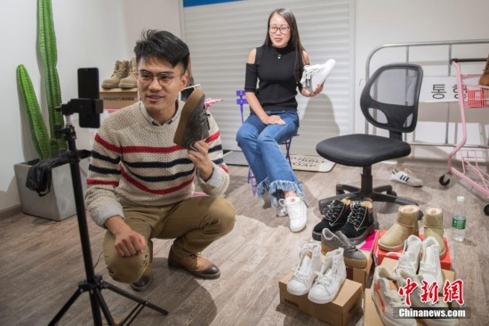 网红工厂男主播为电商产品彻夜直播