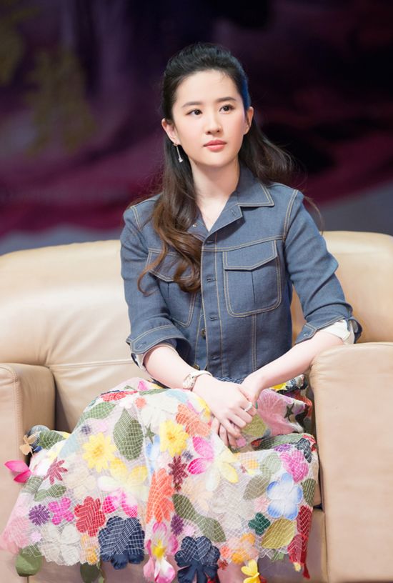 刘亦菲对话浙大学子 印花长裙搭配牛仔外套素