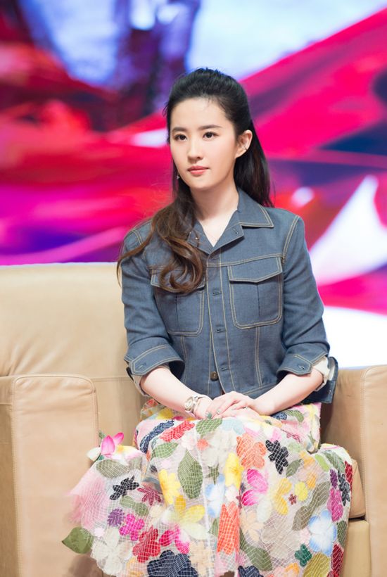 刘亦菲对话浙大学子 印花长裙搭配牛仔外套素