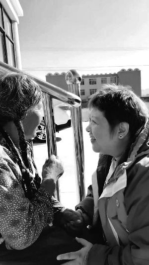 韩红第十年走进甘南 唱错歌词逗笑老人