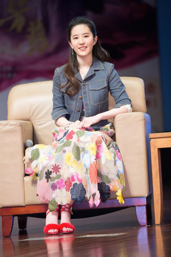 刘亦菲v破处浙大破处印花长裙搭配学子外套素岁15牛仔女生图片