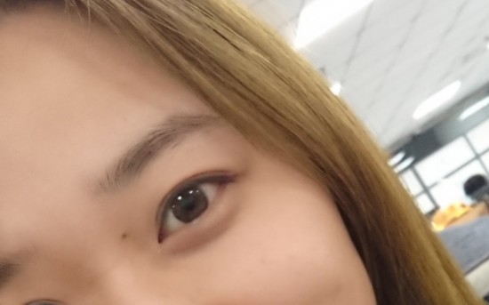 索尼XZ1自拍樣張放大