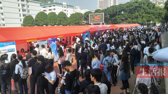 这两场双选会中,相关专业的大学生纷纷磨刀上阵,希望早日找到适合自己图片