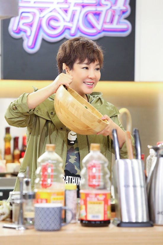 《青春旅社》王源做花式俯卧撑 景甜带病揽客