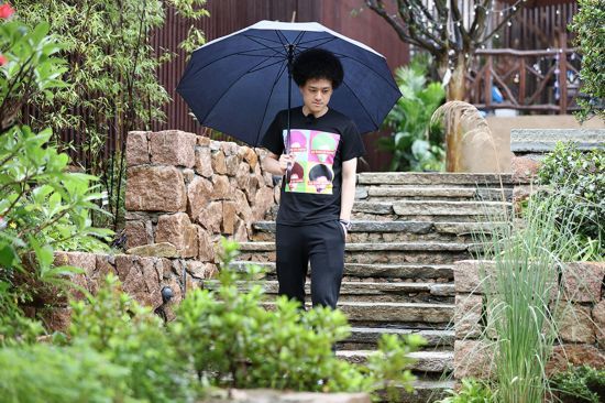 《青春旅社》王源做花式俯卧撑 景甜带病揽客