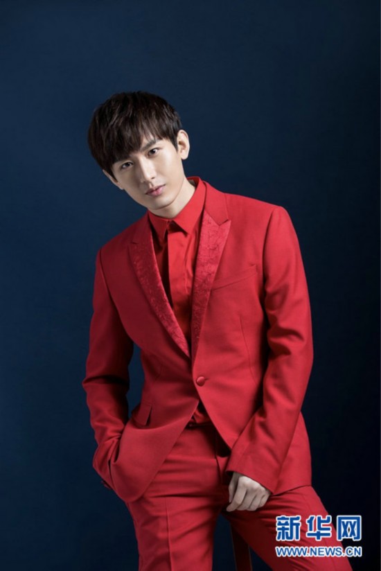 成毅红色西装写真 雅痞风彰显多面特质